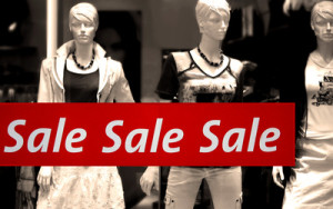 Sale im Outlet Outlets und Lagerverkäufe helfen zu sparen