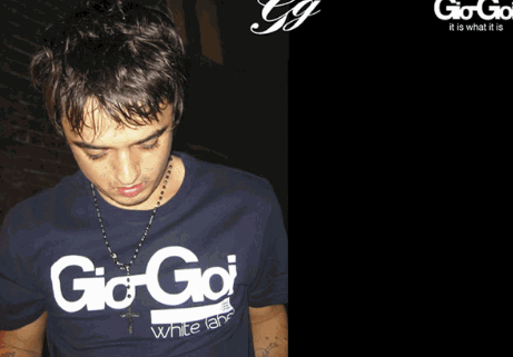 dj-bernard-sumner-mit-gio-goi Der berühmte Dj Bernard Sumner mit einem T-Shirt von Gio Goi - Wie das Foto aufgetaucht ist, sind nächsten Tag alle gelaufen und haben dieses T-Shirt gekauft