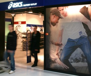 Asics Outlet in Corbeil Essonnes