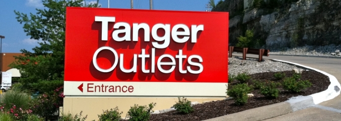tanger-outlets-sign